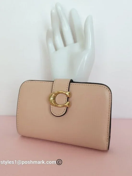 COACH Tabby Hammered C Logo Smooth Leather MD Bifold Wallet – Cream color⭐ - Picture 5 of 16